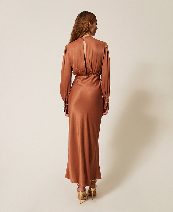 Длинное атласное платье