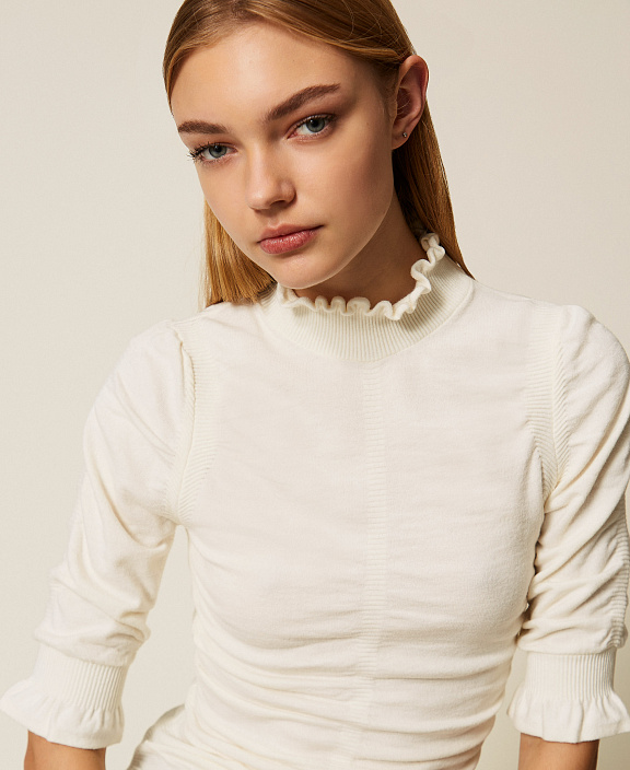 Джемпер с воротником-стойкой, укороченными рукавами и сборками