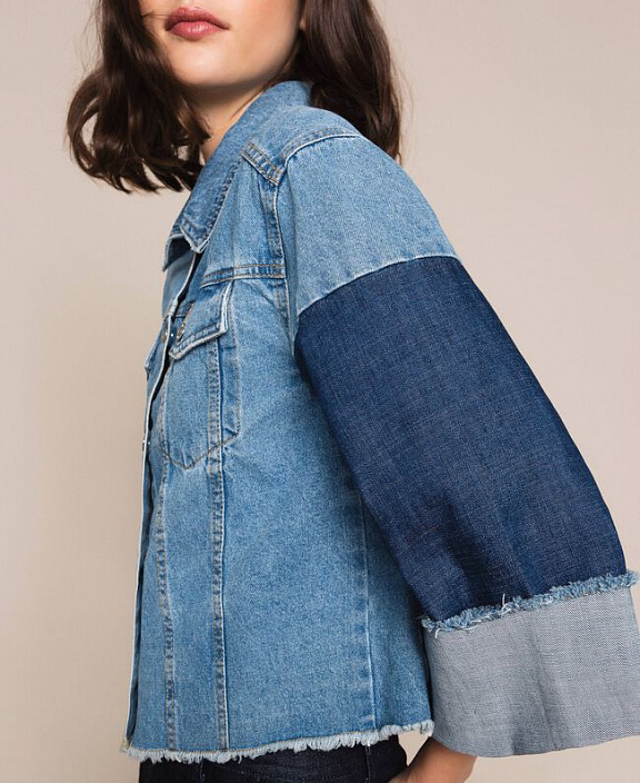 Джинсовая куртка с широкими рукавами