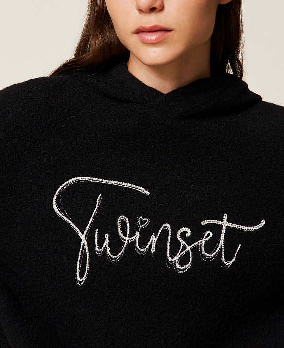 Толстовка с капюшоном и вышивкой