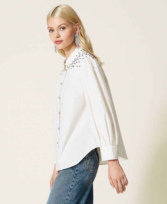 Рубашка на кнопках с заклепками