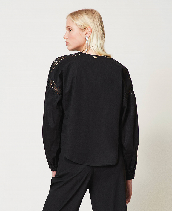 Поплиновая блуза с кружевной отделкой