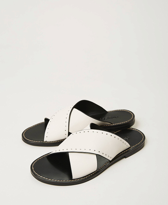 Кожаные босоножки с заклепками