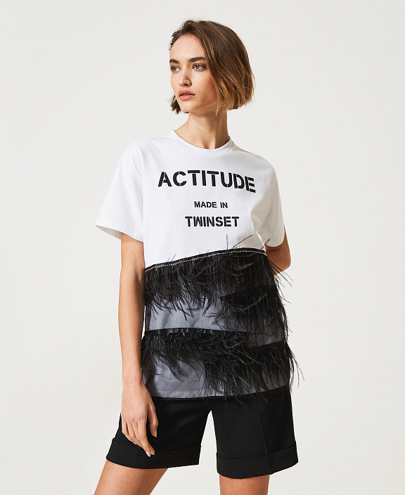 Футболка с перьями и стразами