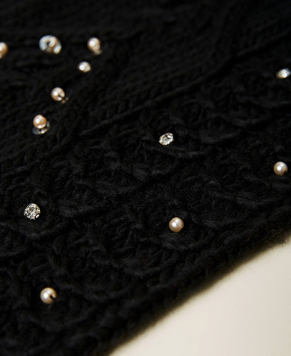 Палантин узорной вязки с вышивкой