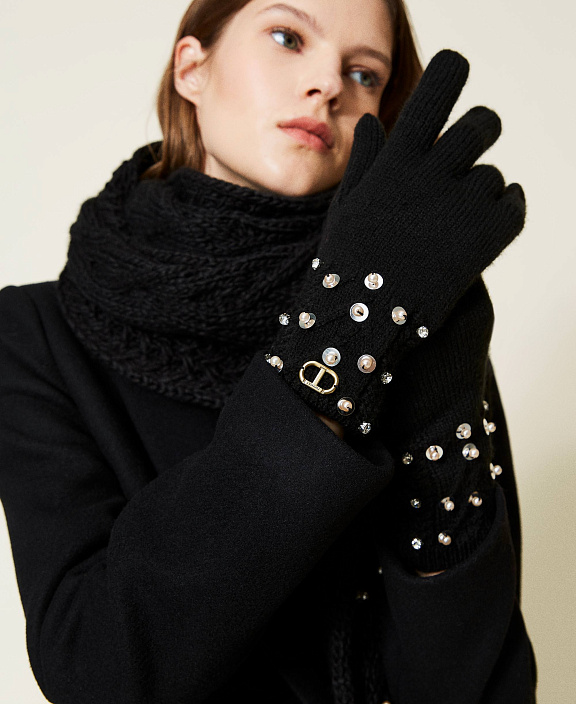 Перчатки узорной вязки с вышивкой