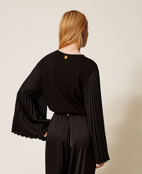 Блузка с плиссированными рукавами