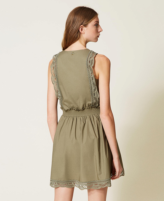 Платье с отделкой из кружева