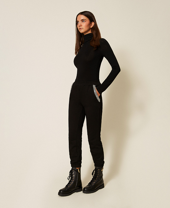 Джоггеры из футера со стразами и жемчугом