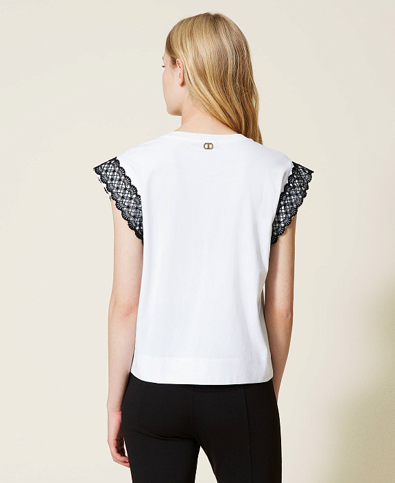Футболка с контрастным кружевом