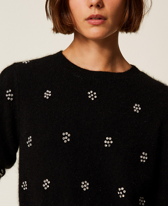 Джемпер из смесовой ангоры, украшенный стразами