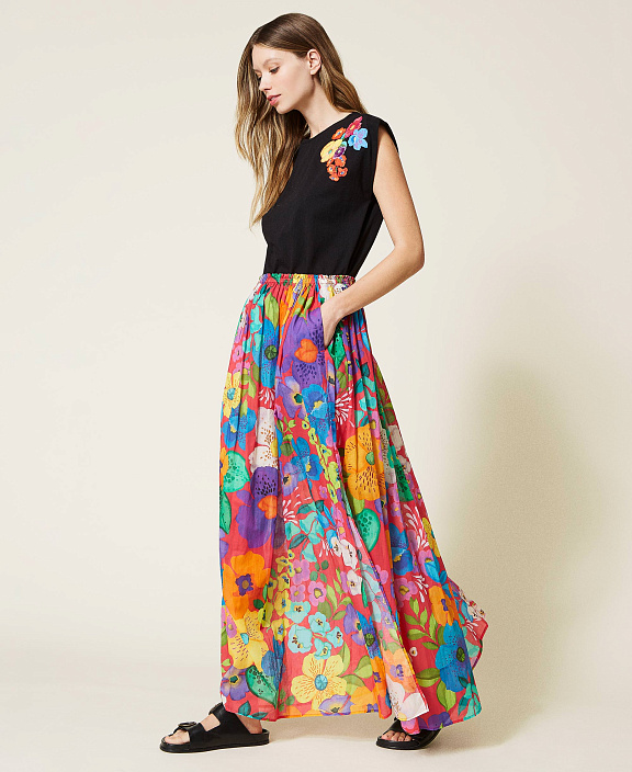 Футболка с разноцветной цветочной вышивкой