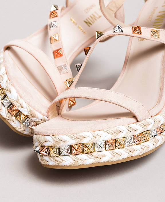 Босоножки на танкетке