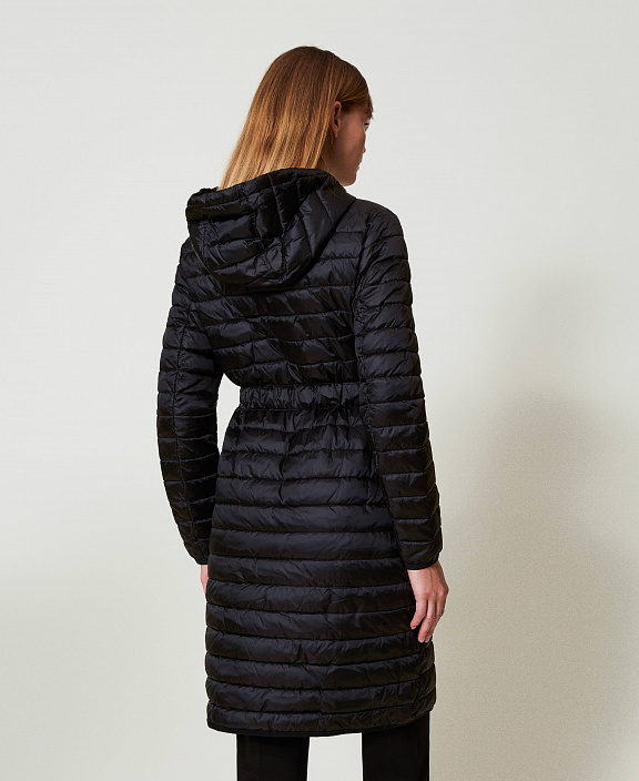 Стеганая куртка с капюшоном и поясом