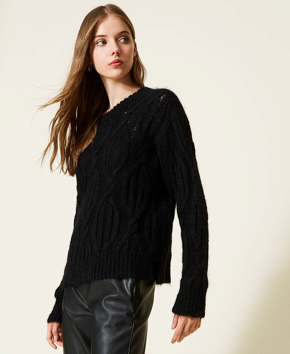 Свитер с косами