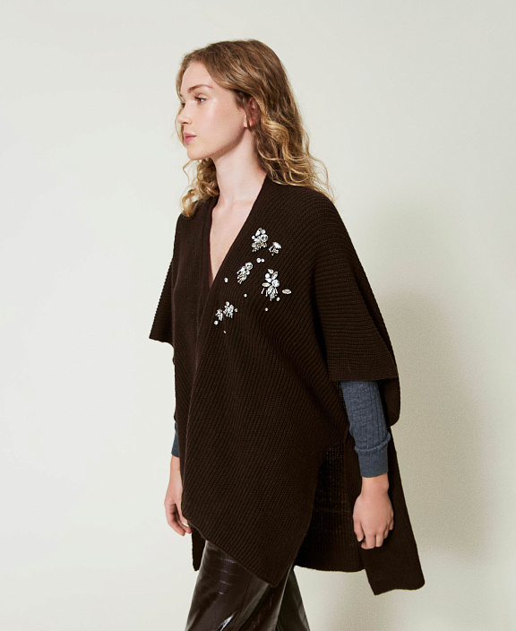 Вязаное пончо с вышивкой