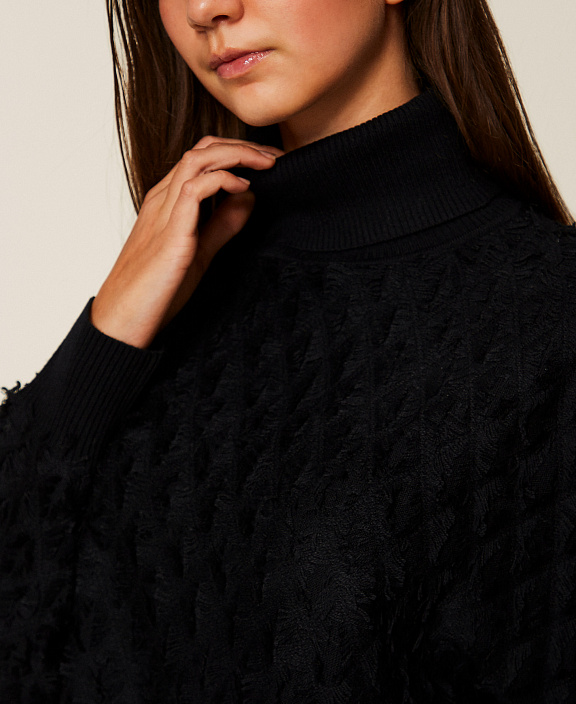 Джемпер с воротником-стойкой и бахромой