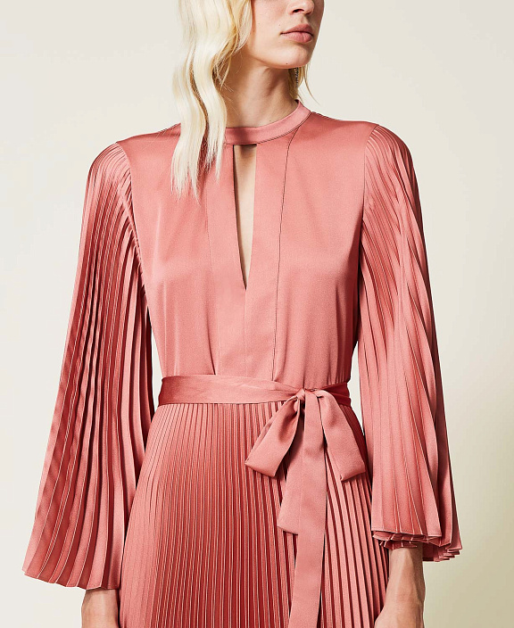 Платье с плиссированной юбкой и рукавами