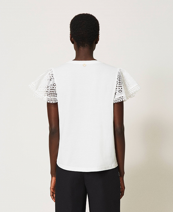 Футболка с кружевными рукавами 