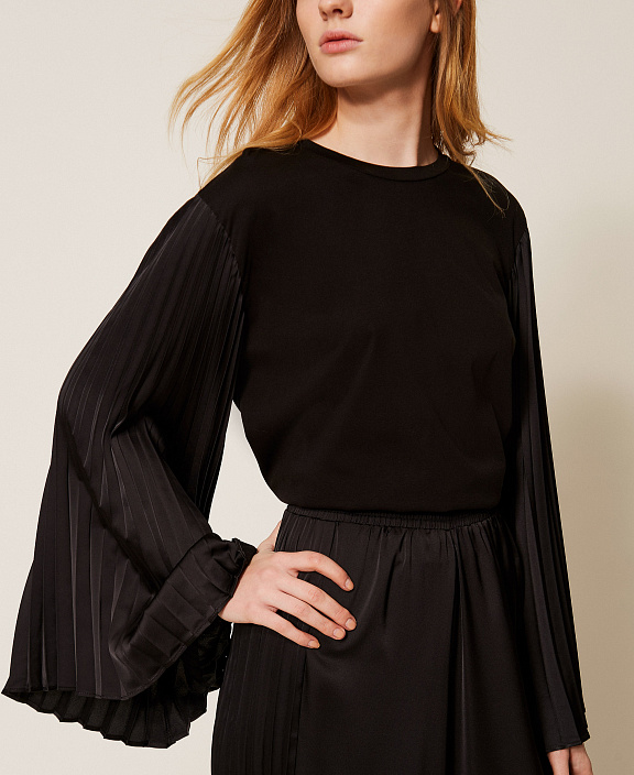 Блузка с плиссированными рукавами