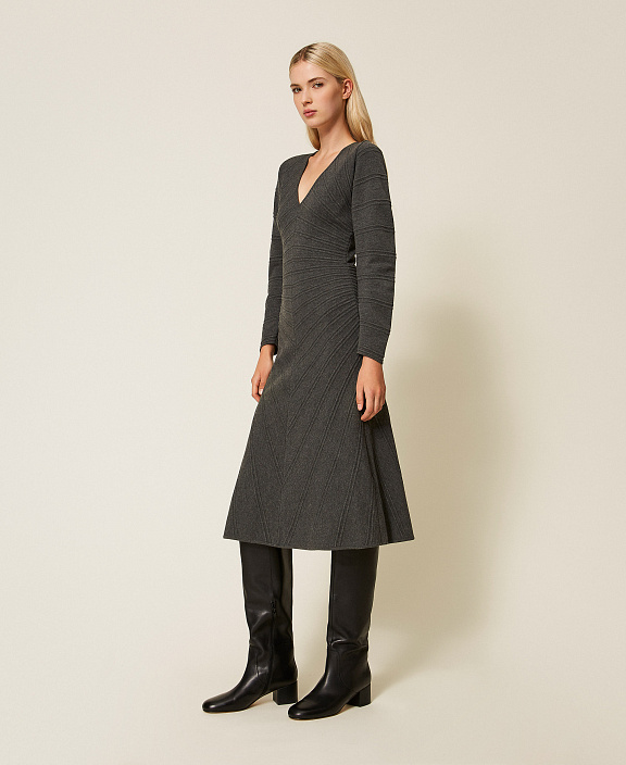 Платье с объемными рукавами