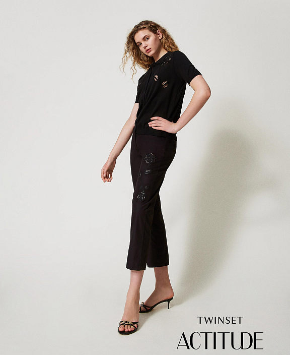 Брюки-чиносы с цветочной вышивкой