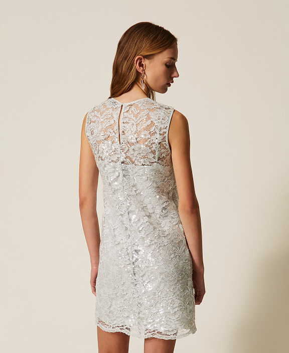 Короткое кружевное платье с пайетками