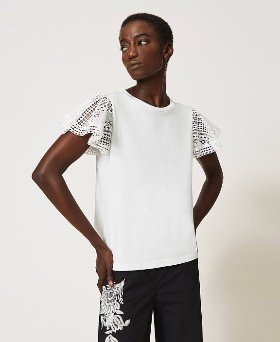 Футболка с кружевными рукавами 