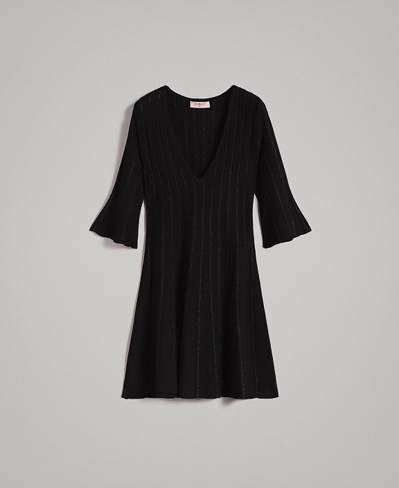 Платье с V-образным вырезом