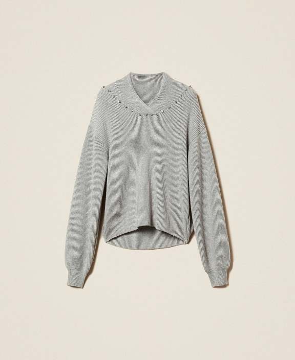 Объемный джемпер из трикотажа в рубчик с декором