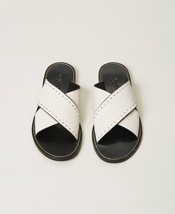 Кожаные босоножки с заклепками