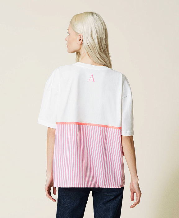 Футболка с полосатой вставкой и клеткой виши
