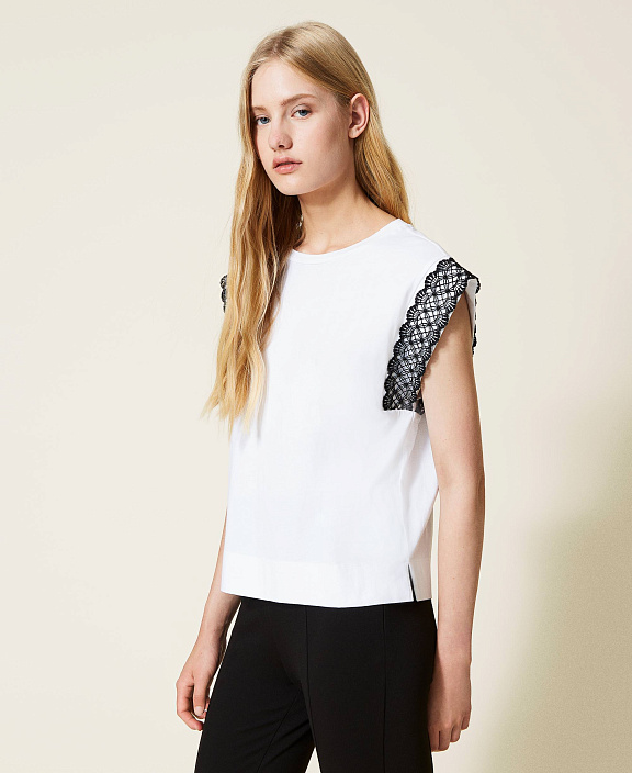 Футболка с контрастным кружевом