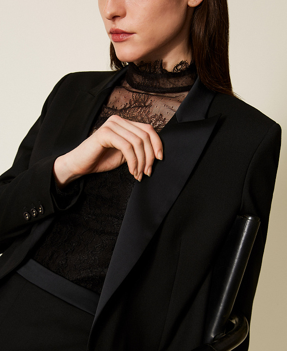 Блейзер с атласными деталями