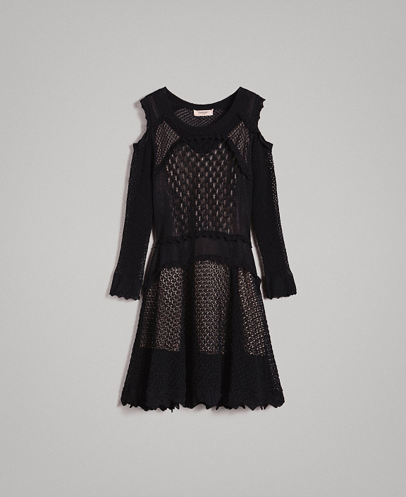 Платье с вырезами на плечах