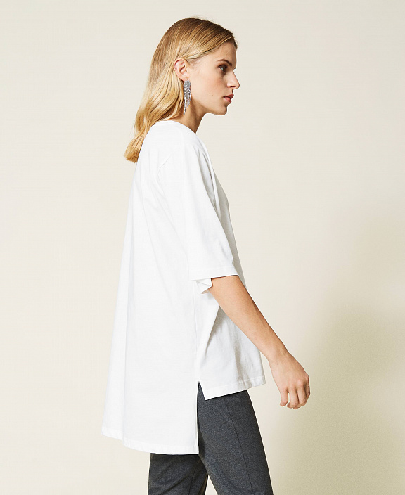 Футболка с вышитым логотипом