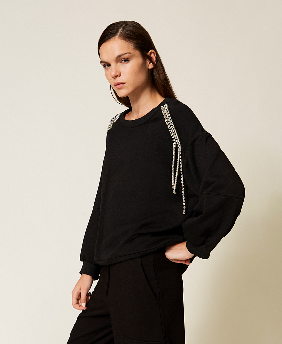 Толстовка с цепочками из стразов и жемчуга