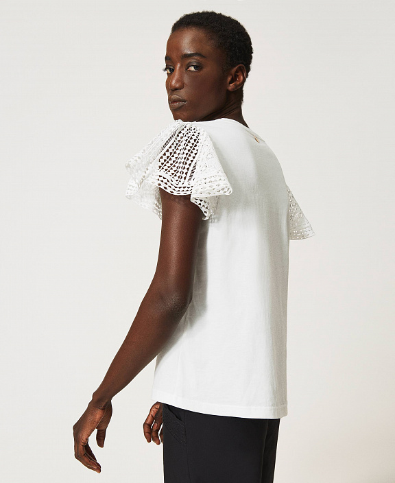 Футболка с кружевными рукавами 