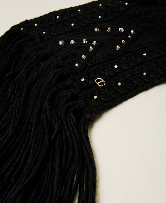 Палантин узорной вязки с вышивкой