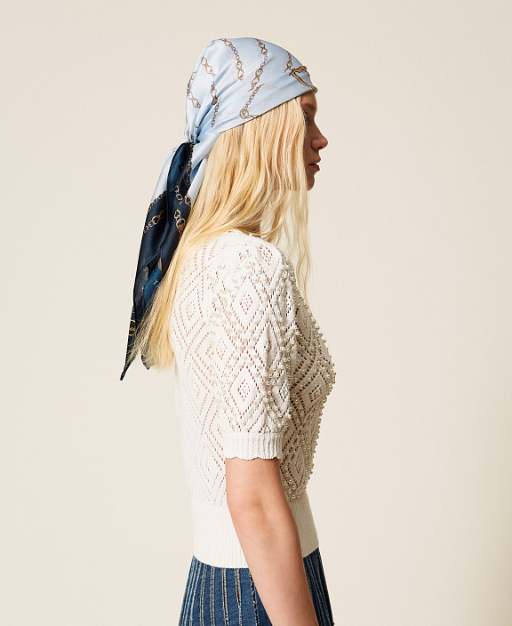 Джемпер с ромбовидным узором и жемчугом