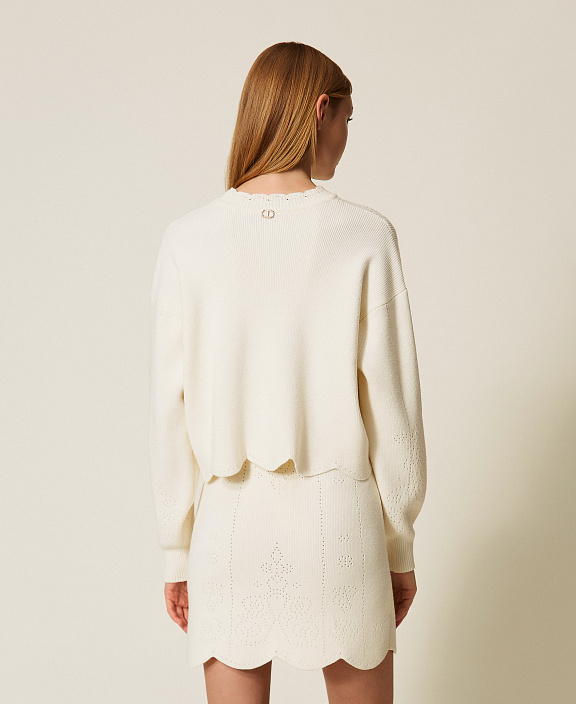 Укороченный джемпер с фестонами