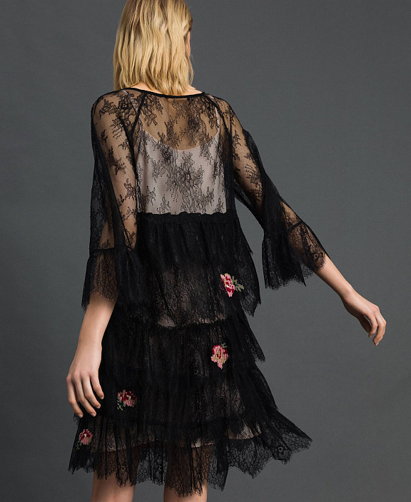 Платье из кружева Валансьен с цветочными вышивками