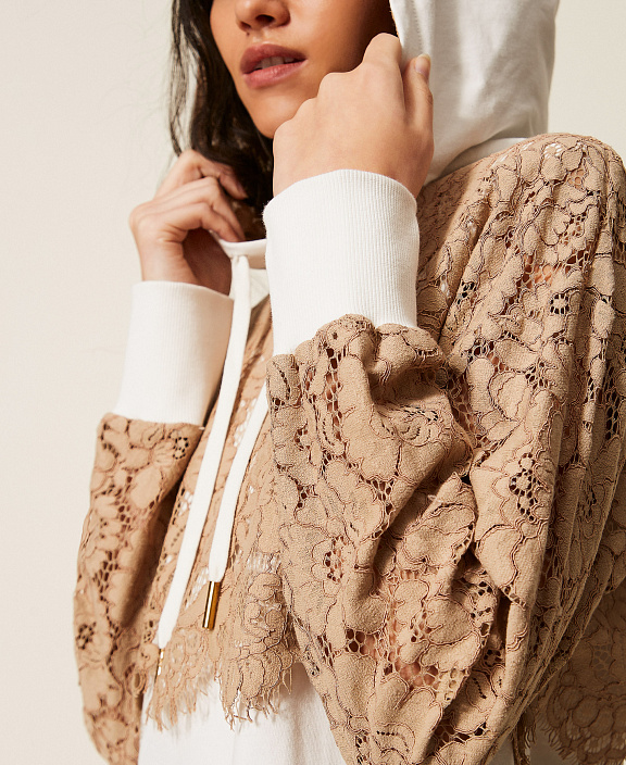 Короткое платье из футера и кружева