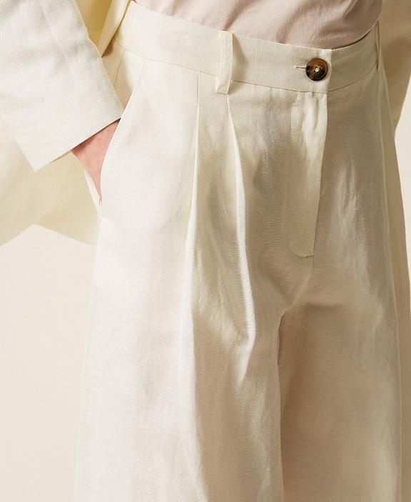 Шорты-бермуды из смесового льна со складками