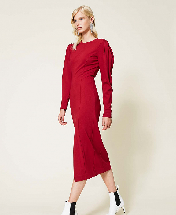 Платье с разрезом спереди