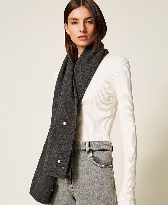 Вязаный шарф с жемчугом и косами