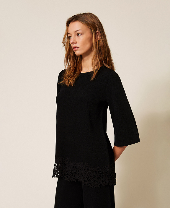 Трикотажная блуза с кружевной отделкой по низу