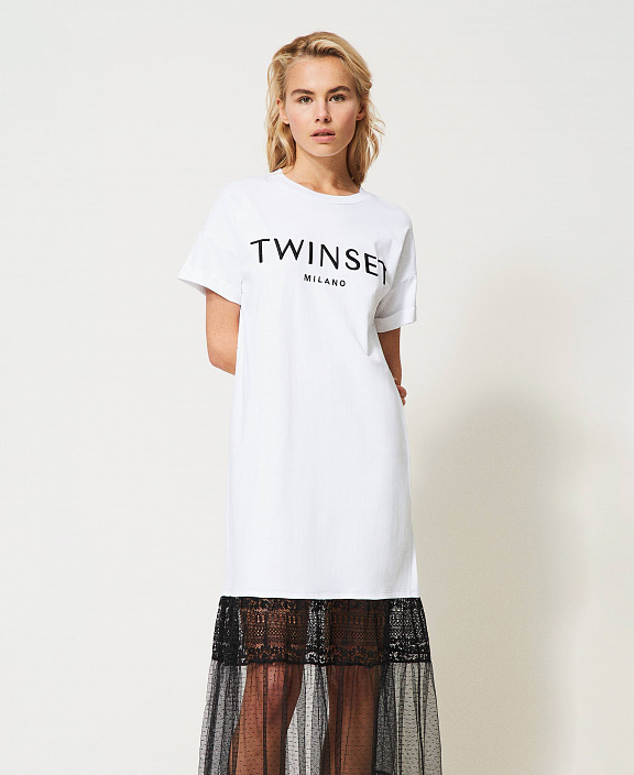 Длинное платье со вставками из тюля и кружева