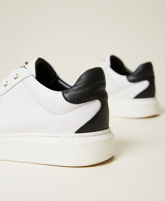 Кожаные сникеры с заклепками