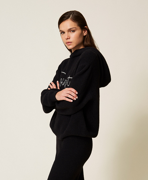 Толстовка с капюшоном и вышивкой